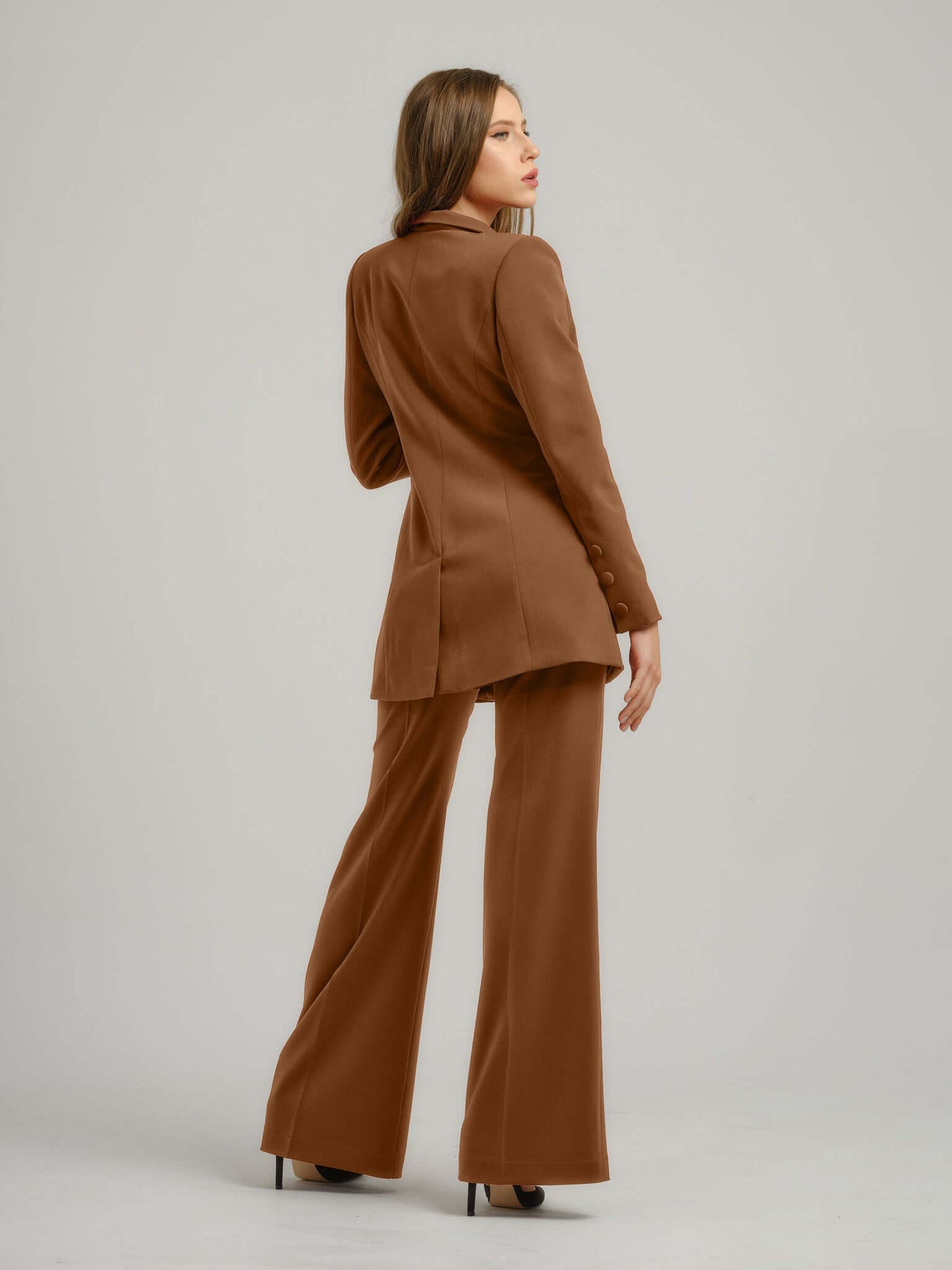 Tia Dorraine Warm Wishes Timeless Classic Blazer The thigh-length blazer is one of our favourite pieces. This statement piece features a single large button closure that emphasizes its streamlined design. It stands out with its structured shoulders, beaut