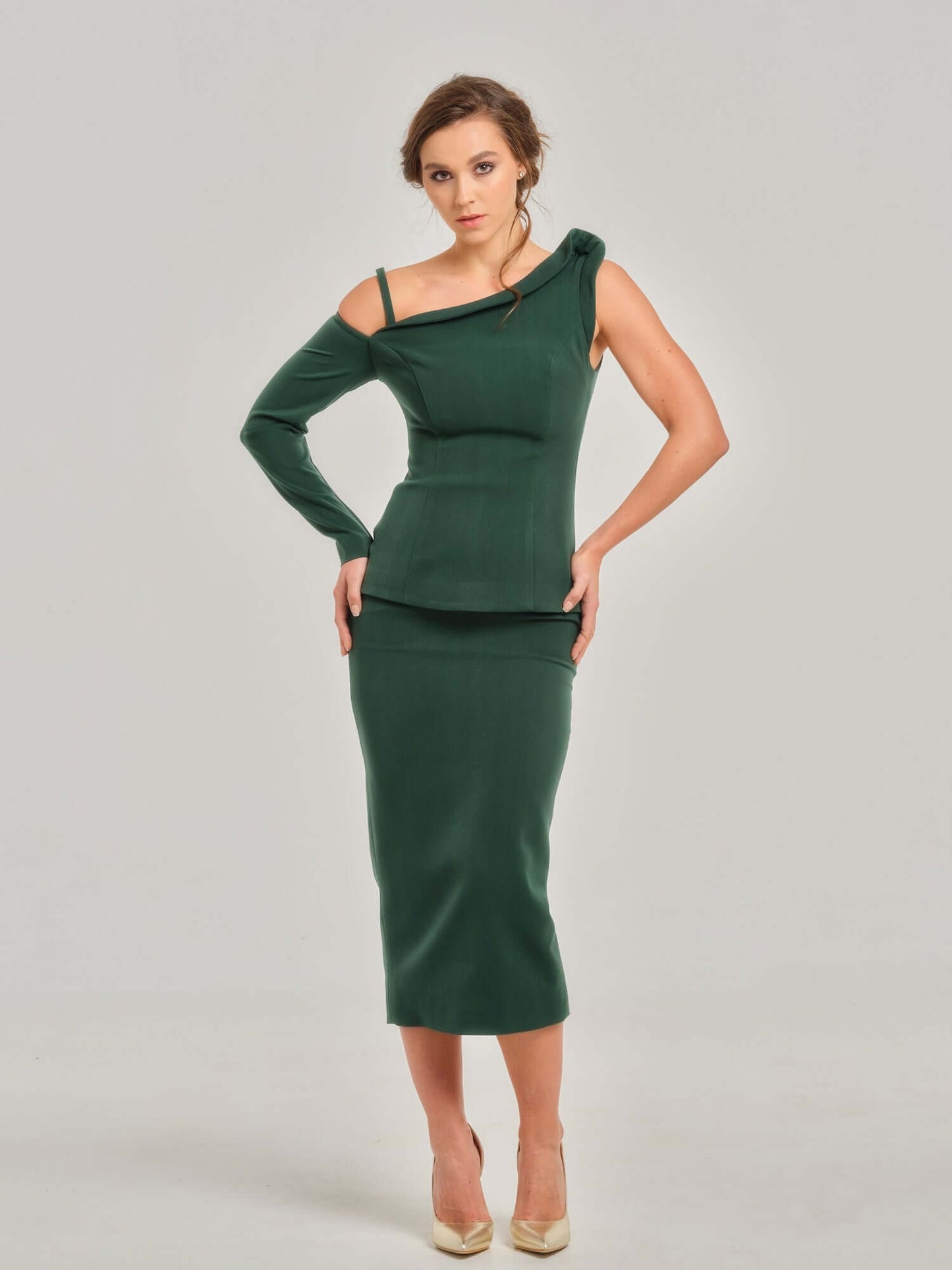 Tia Dorraine Emerald Dream Pencil High-Waist Midi Skirt This classic piece is a must-have for the modern businesswoman’s wardrobe. This emerald green pencil skirt with its midi length is a great addition to your office wear collection.